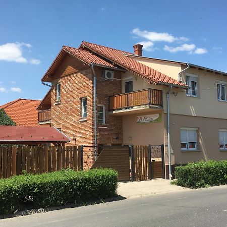 Bobita Apartman Sarvar Exterior photo